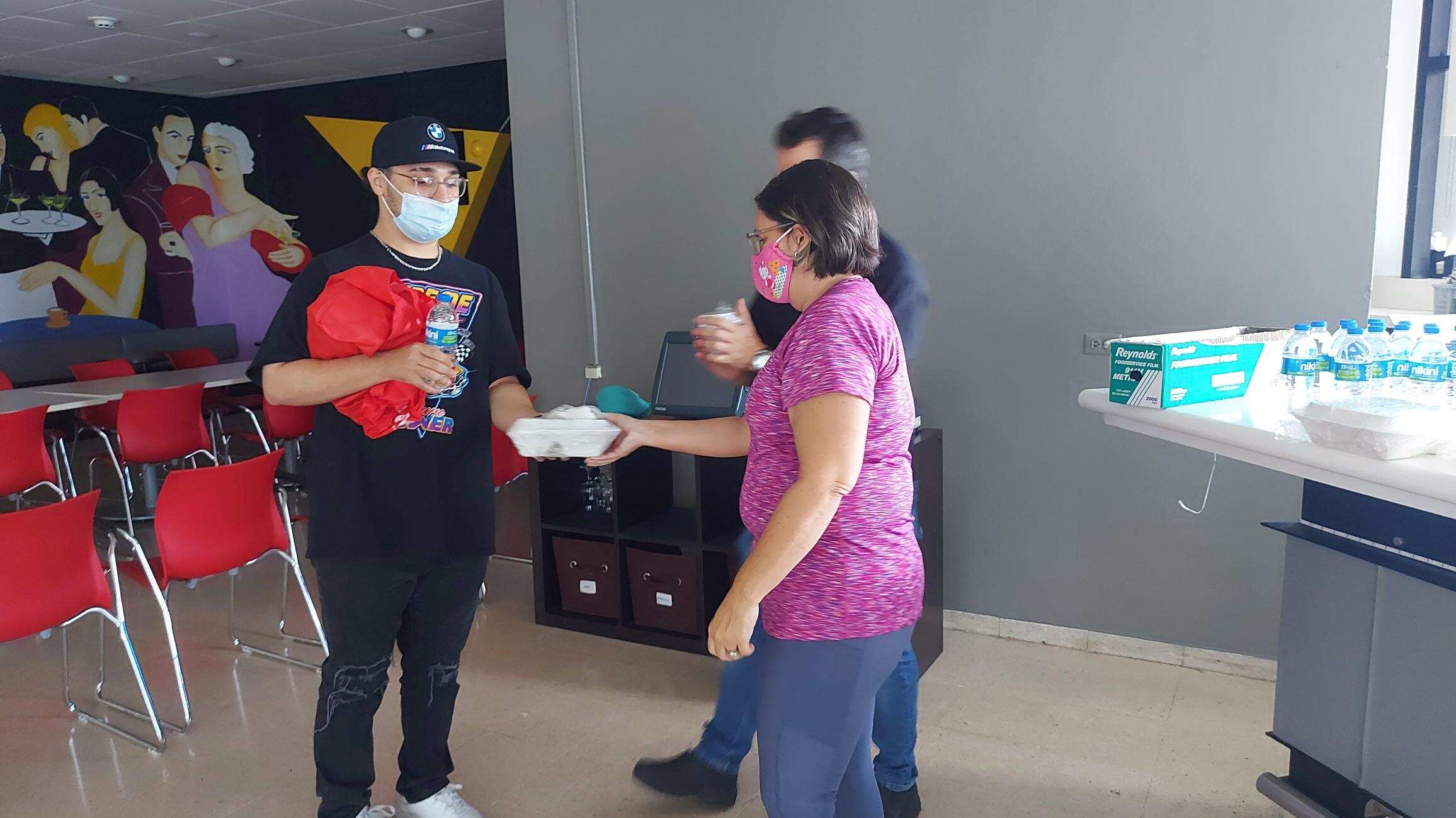 UPR Carolina. Entrega de comida.