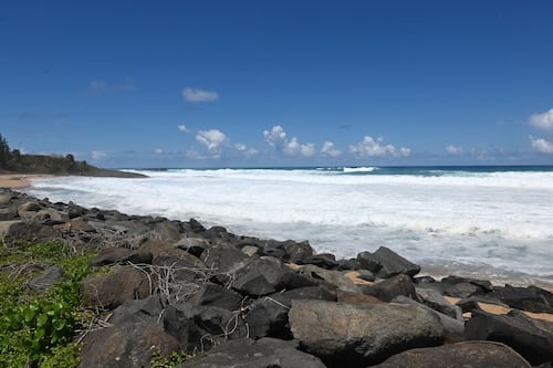“Se recomienda extrema precaución”: NWS recalca no es momento de visitar las playas