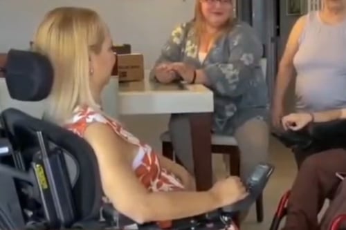 Hermanos con distrofia muscular claman por vehículo especializado que supera los $90 mil