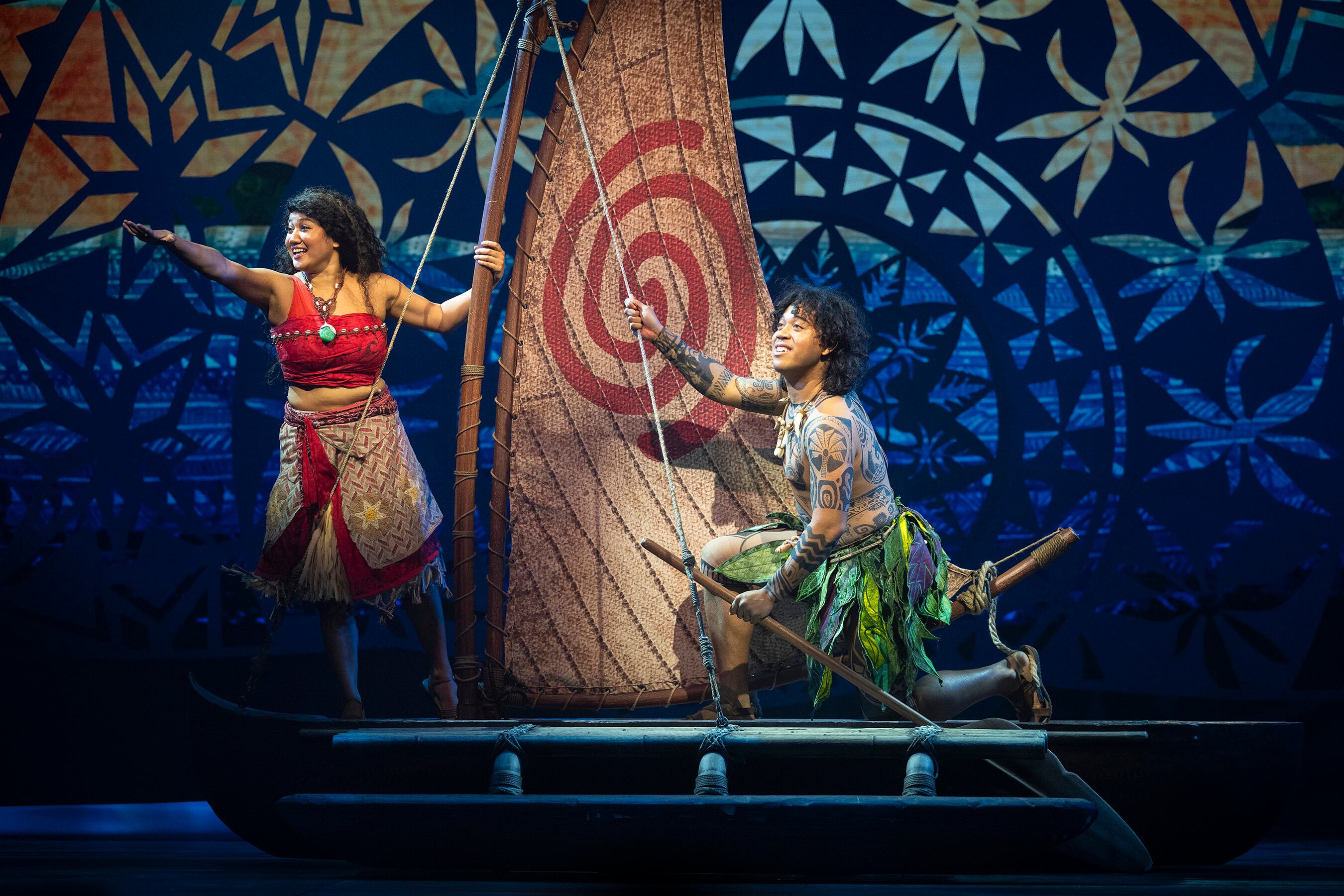 “Disney The Tale of Moana” da vida por primera vez a la historia de aventuras de Moana en el Walt Disney Theatre a bordo del nuevo barco de Disney Cruise Line, el Disney Treasure. Con una escenografía y una música llena de elementos de la cultura de las Islas del Pacífico que inspiran el clásico cuento de iniciación, esta innovadora producción sumergirá al público en una aventura transformadora por tierra y mar. Los visitantes vivirán la historia de Moana como nunca antes, con nuevas canciones, marionetas a gran escala y efectos especiales innovadores.