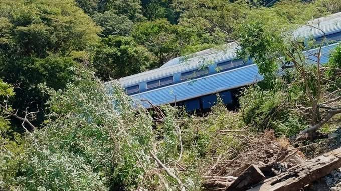 Se descarrila el Tren Interoceánico en Nizanda, Oaxaca, sobre la Línea Z.