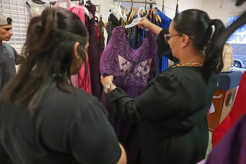 Estudiantes de Aguas Buenas brillarán en su prom gracias a iniciativa municipal