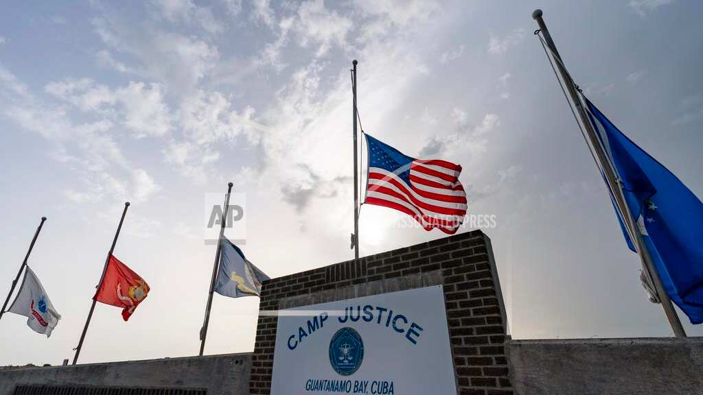 Banderas a media asta en Camp Justice, el 29 de agosto de 2021, en la Base Naval de Guantánamo, Cuba.