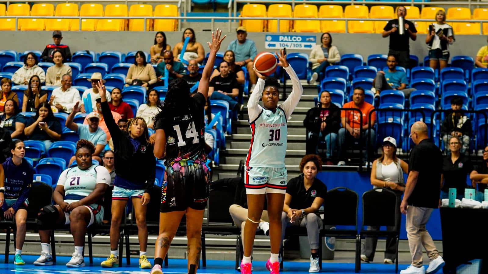 Kiyana McGill aportó 28 puntos a los Atenienses.