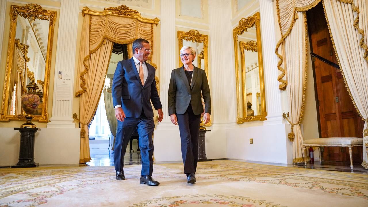 El gobernador de Puerto Rico acompaña a la secretaria del Departamento de Energía federal (DOE), Jennifer M. Granholm, durante su visita a la isla.