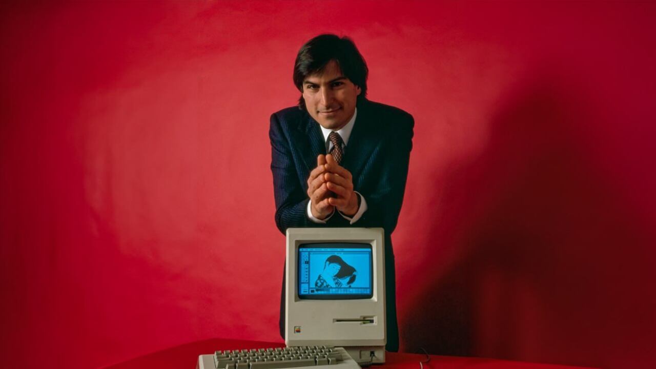 Un traje usado por Steve Jobs en un anuncio de Apple se va a subastar por bastante plata.