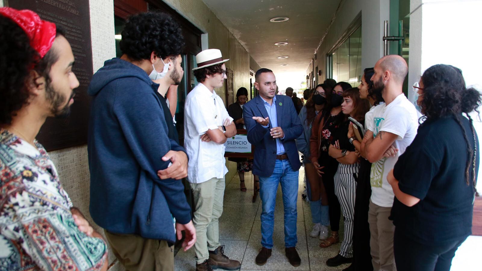 Representante Jorge Alfredo Rivera Segarra junto a estudiantes de agronomía.