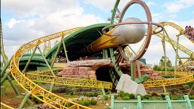 Muere hombre tras montar montaña rusa