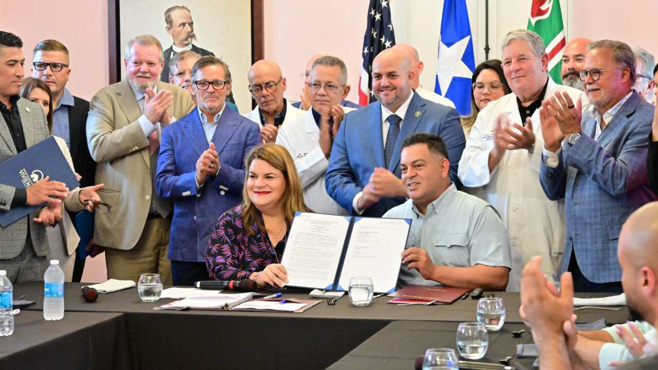 Gobernadora firma acuerdos para impulsar salud y desarrollo económico en Mayagüez