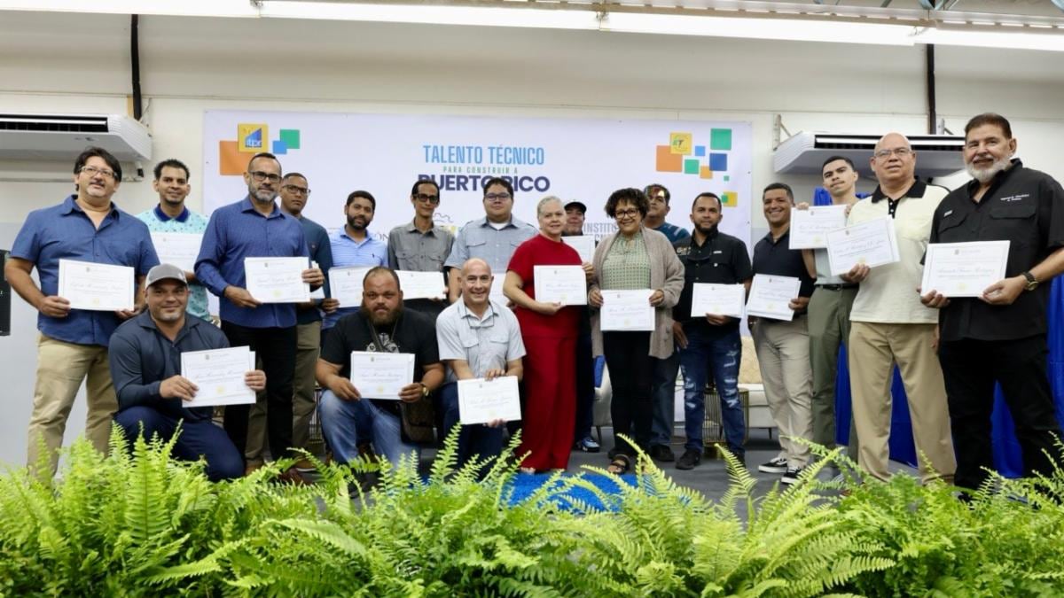 Educación entrega credenciales en construcción y plomería a adultos.