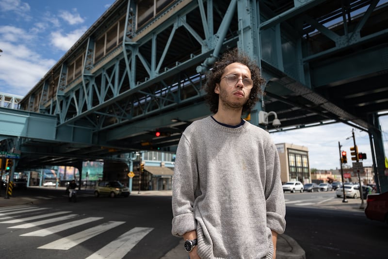 Guillermo posa en una calle de Kensington, con las vías elevadas del tren —el “El”— al fondo. Este es el tren que tomó tantas veces de niño y adolescente, y que ubica cerca de la zona donde su padre buscaba refugio mientras lidiaba con un trastorno por consumo de sustancias.