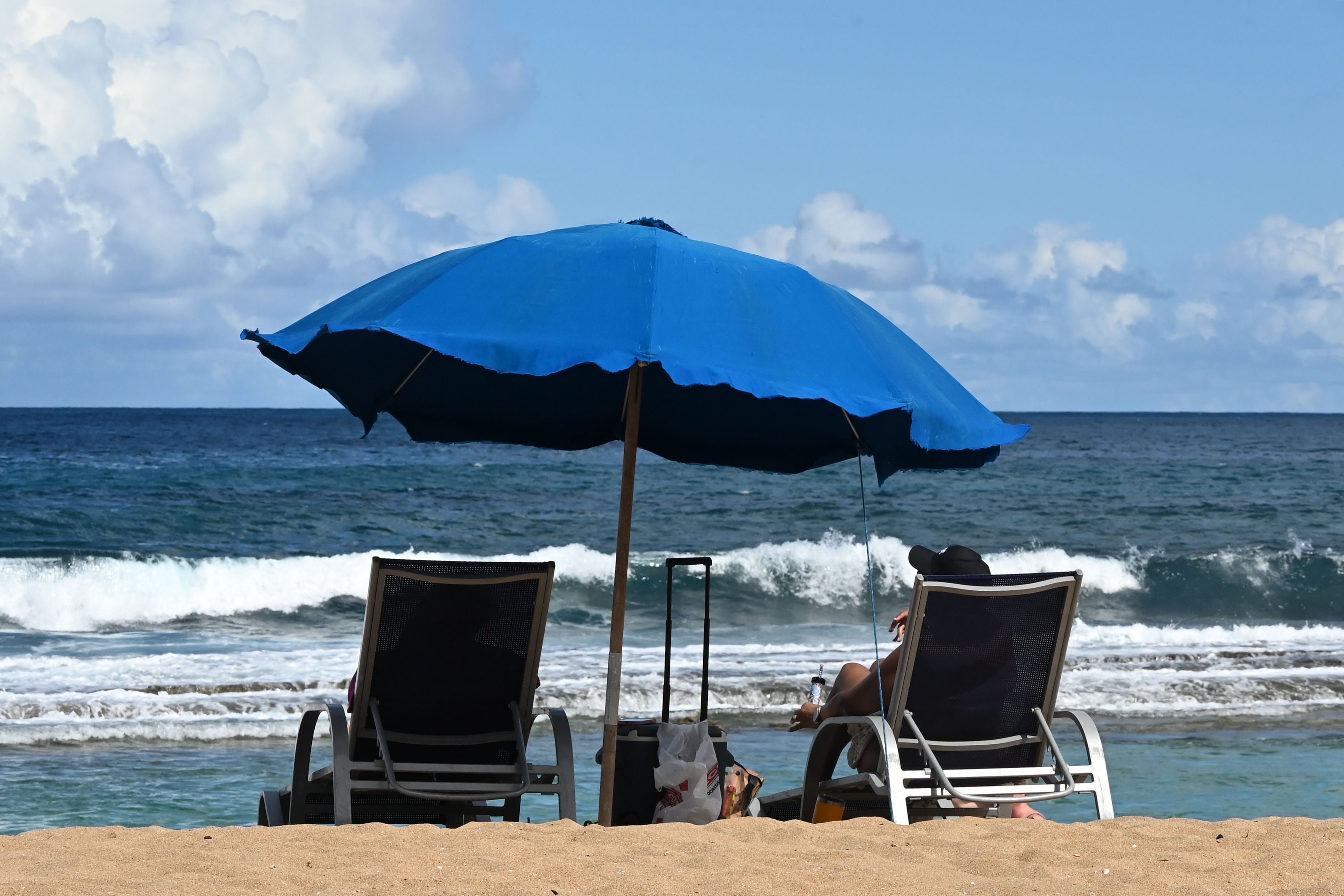 Oleaje disminuye, pero persiste el riesgo