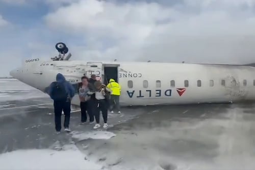 Los detalles del accidente que dejó a un Delta Airlines dado vuelta en la pista de Toronto tras un aterrador aterrizaje
