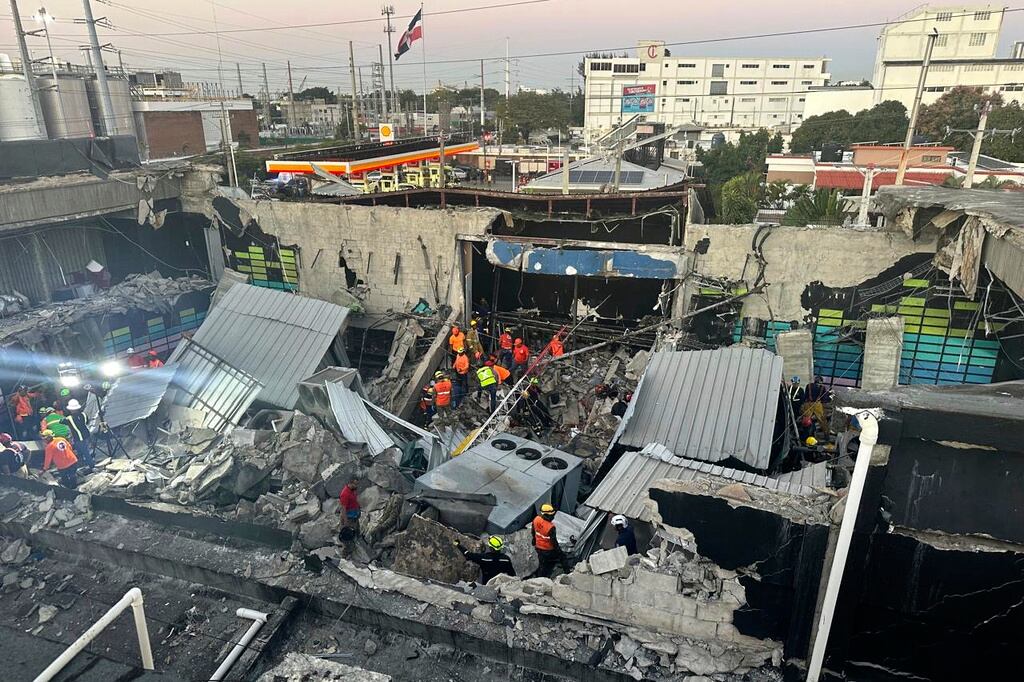 Estado en que quedó la estructura que albergaba la discoteca Jet Set en Santo Domingo. (Noticias SIN via AP)