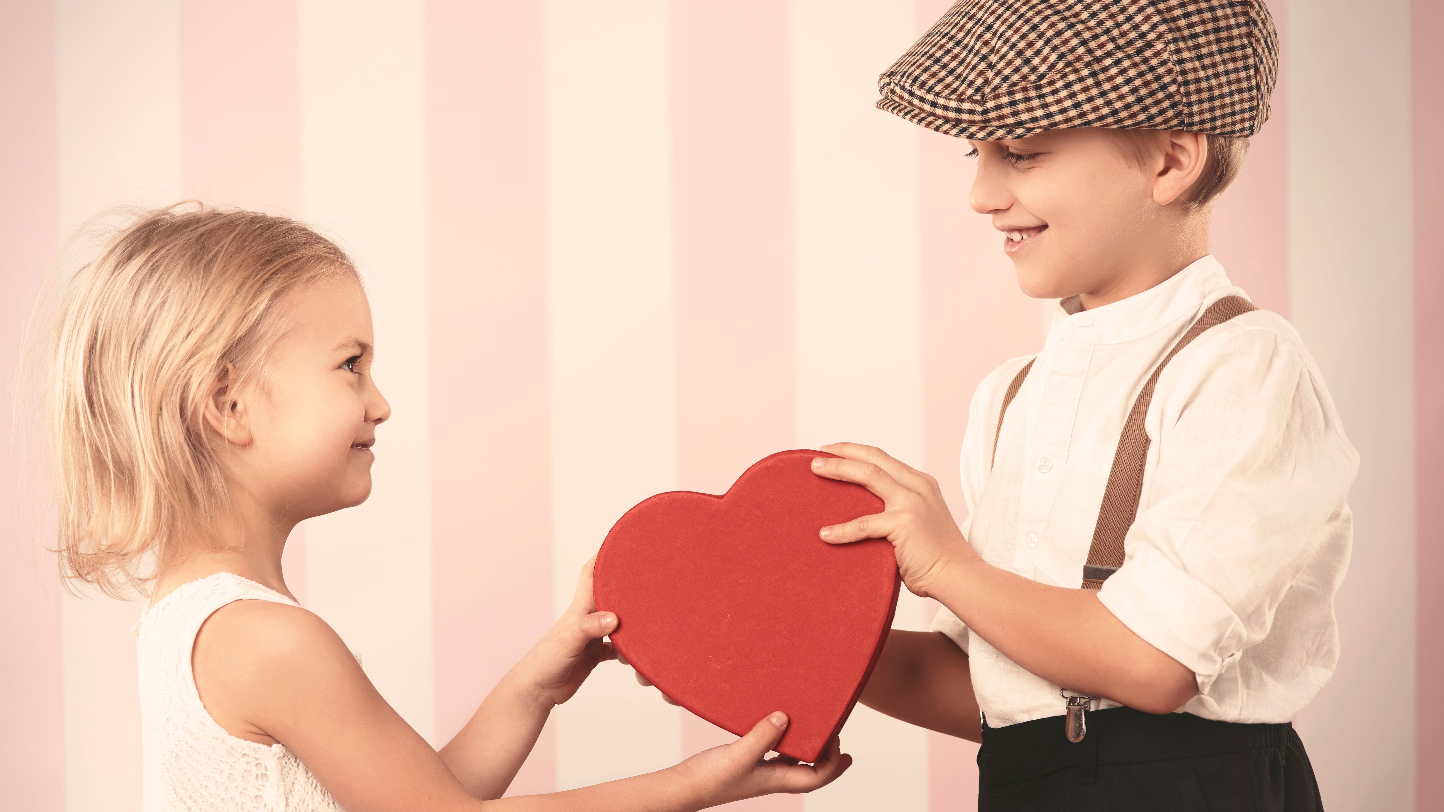 Dio su primer beso en jardín de infantes y ahora busca a su compañera por las redes sociales. Imagen referencial.