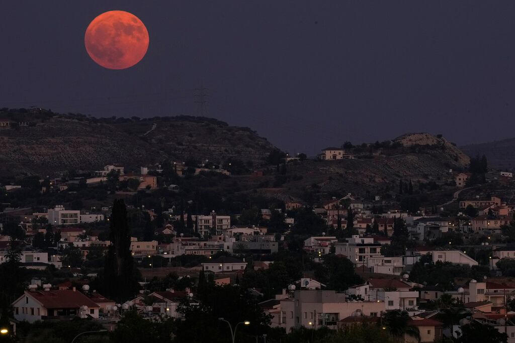 La superluna se eleva sobre Pera Chorio Nisou, en las afueras de la capital, Nicosia, Chipre, el lunes 19 de agosto de 2024. (Foto AP/Petros Karadjias)