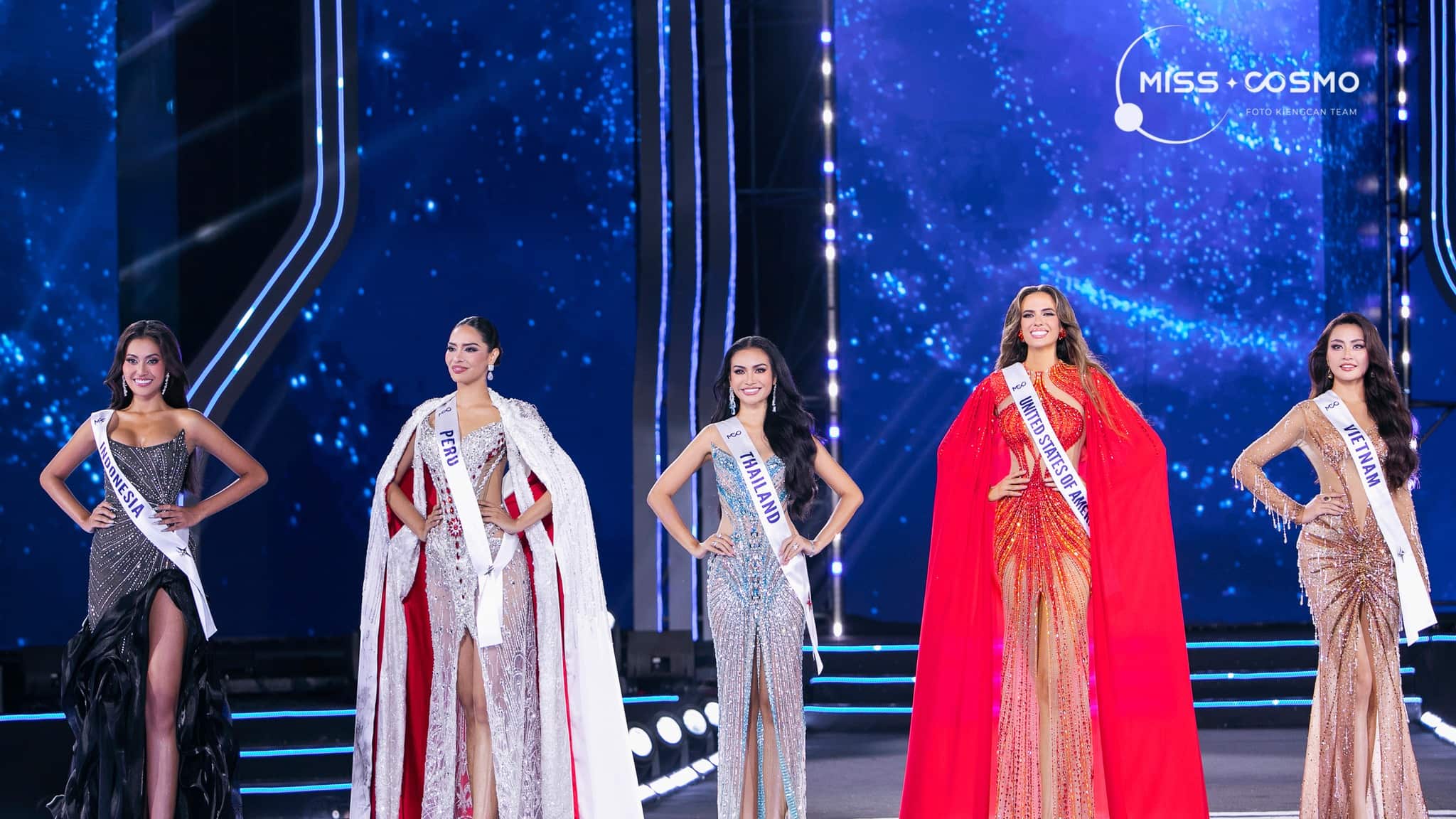 Top 5 del primer certamen Miss Cosmo, celebrado en Vietnam.