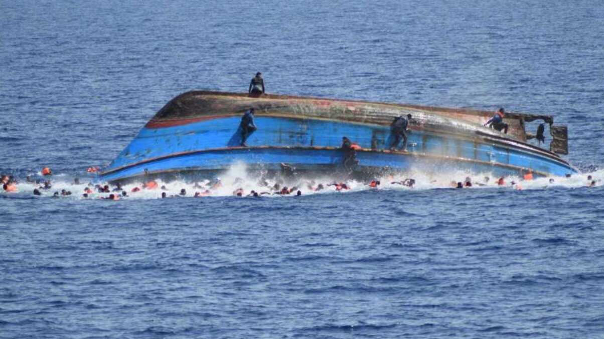 Mueren decenas de migrantes frente a isla italiana.