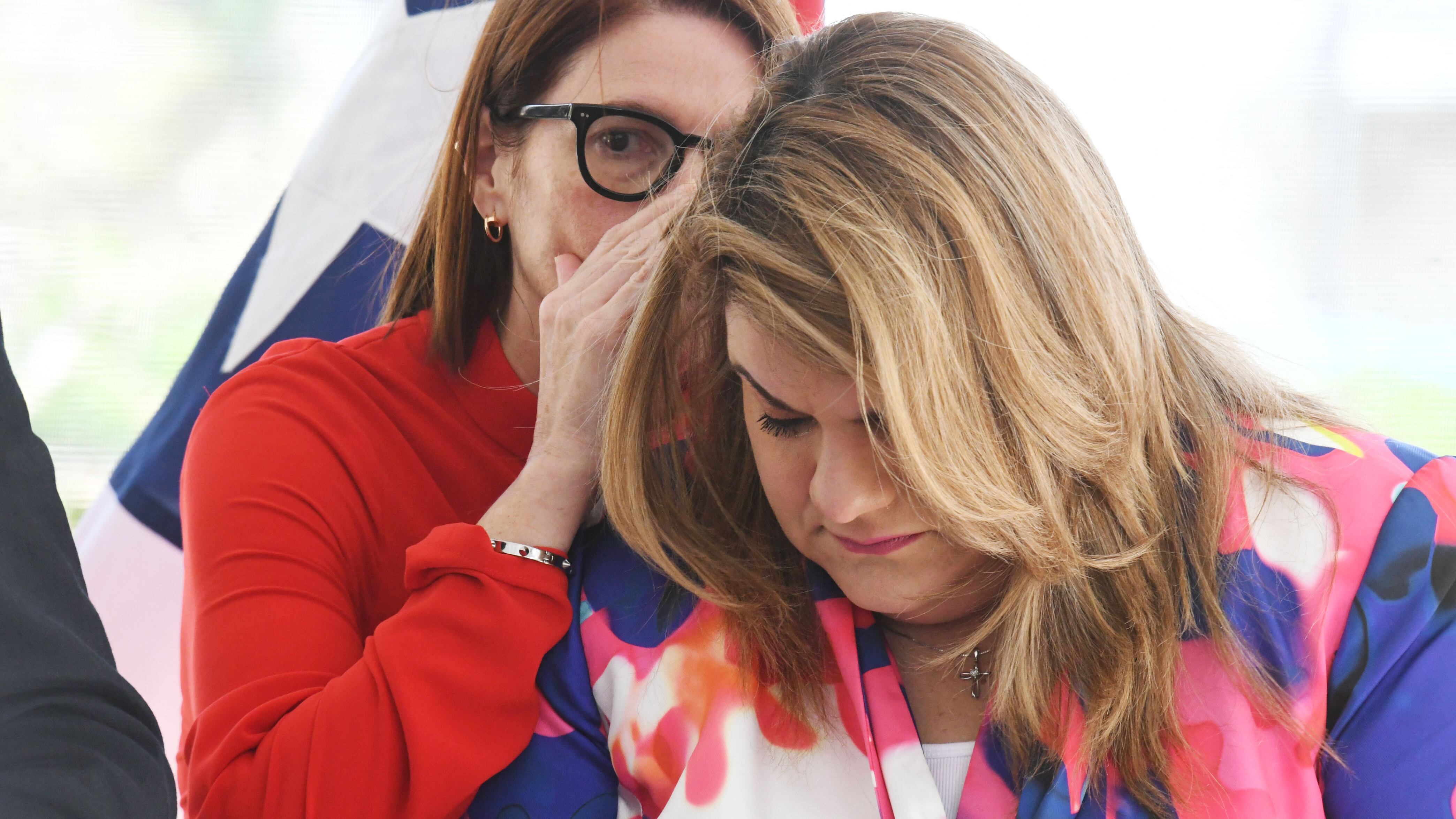 La Secretaria de Estado Veronica Ferraiuoli habla con la gobernadora Jennifer González