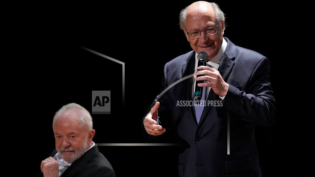 Vicepresidente electo de Brasil, Geraldo Alckmin, en un discurso ante legisladores y líderes comunitarios, acompañado por el presidente electo Luiz Inácio Lula da Silva, en Brasilia, Brasil, el 10 de noviembre de 2022.