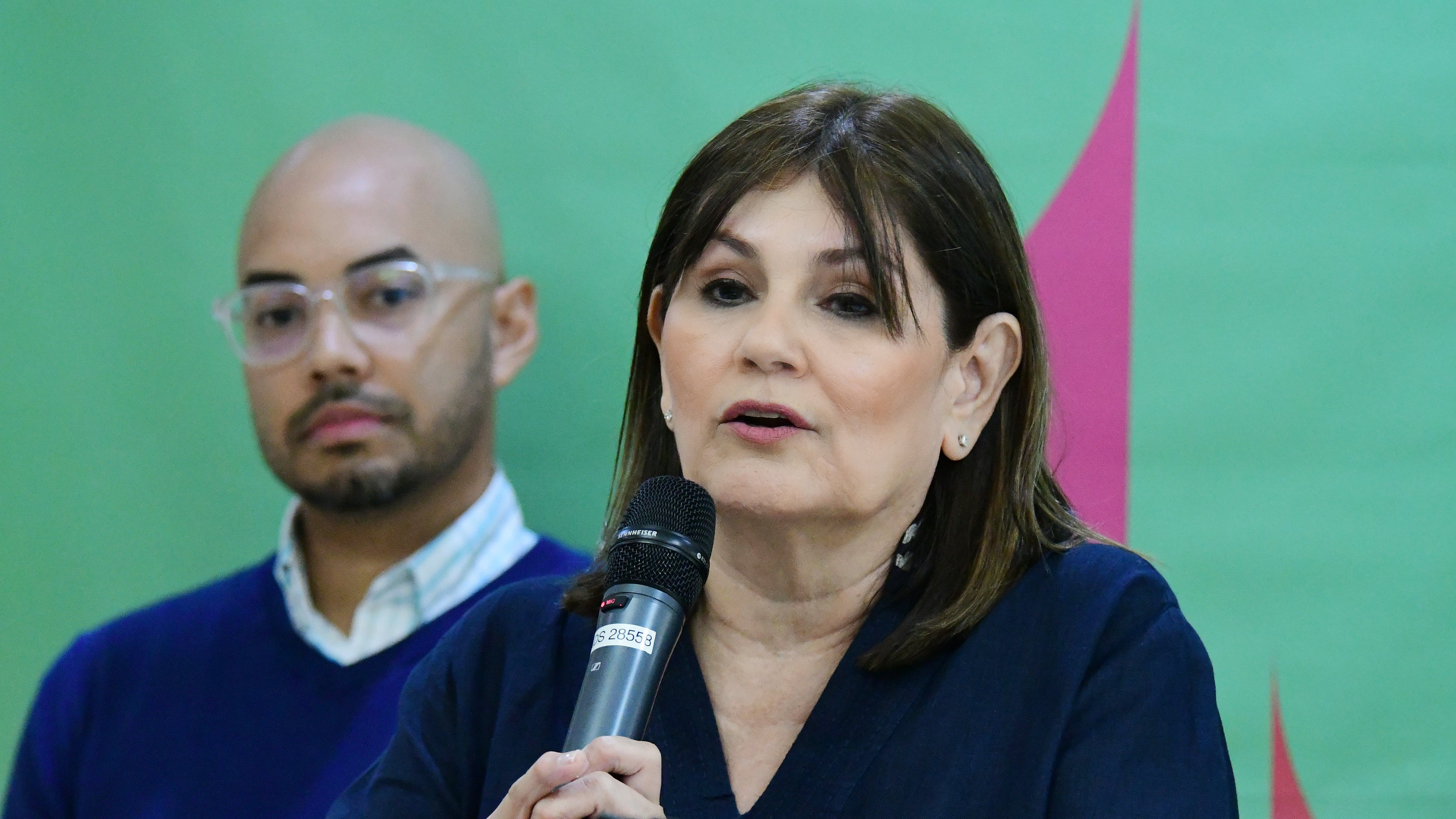 principal oficial médico, Iris Cardona