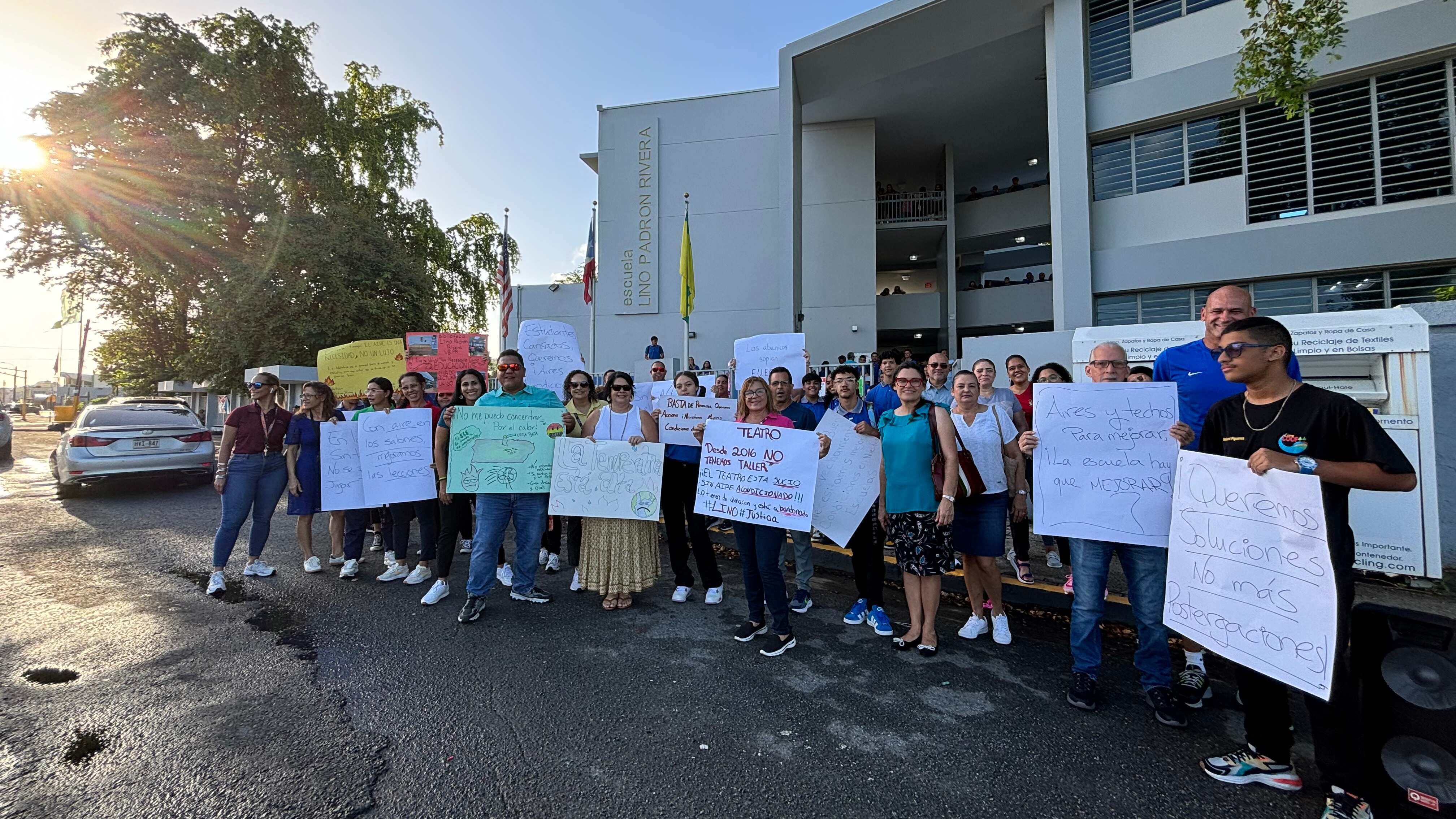 Protesta en la escuela superior Lino Padrón Rivera.