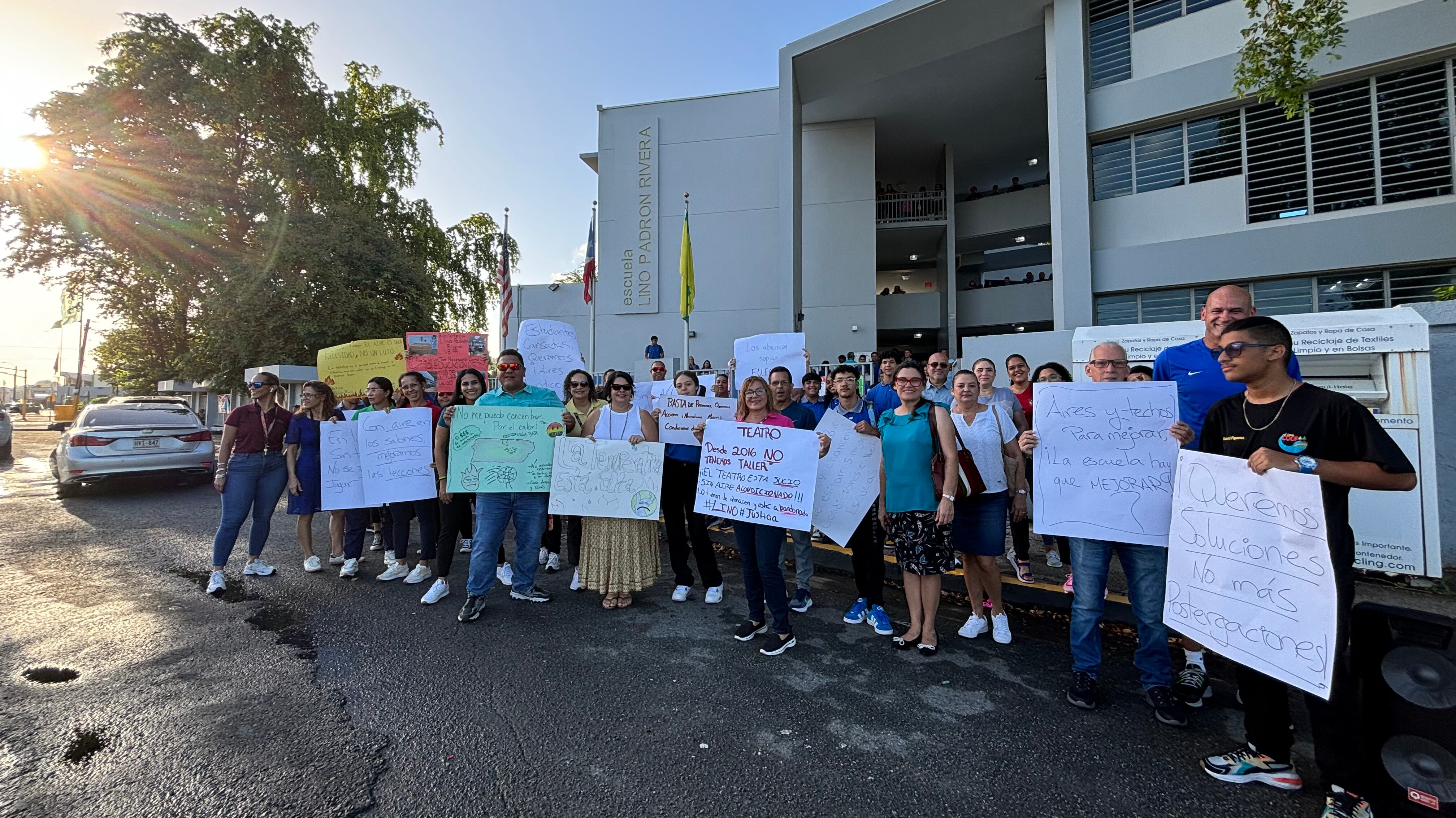 Protesta en la escuela superior Lino Padrón Rivera.