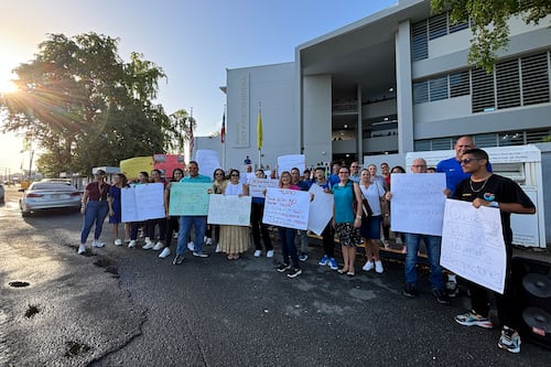Estudiantes, padres y maestros protestan por calor excesivo en escuela superior de Vega Baja