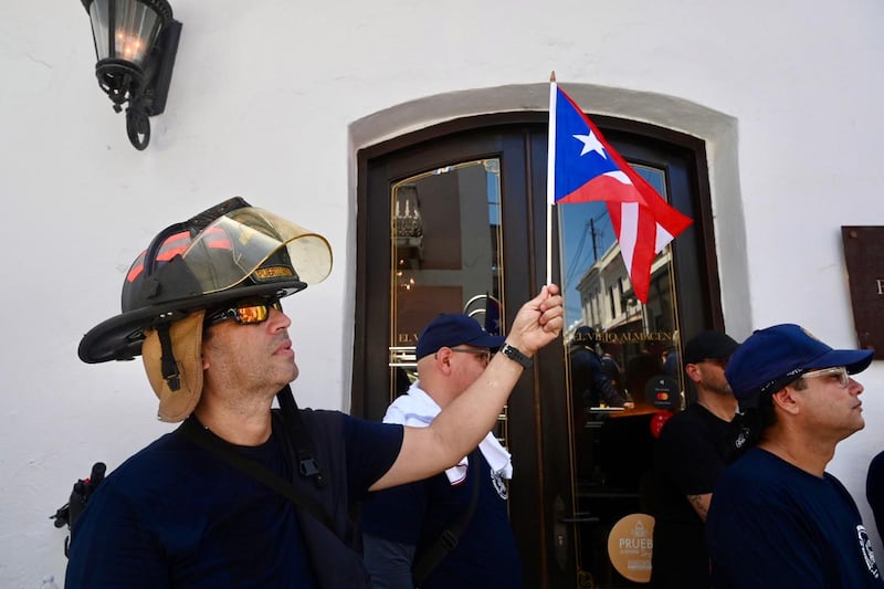 Bomberos de Puerto Rico llegan a La Fortaleza para abogar por su retiro