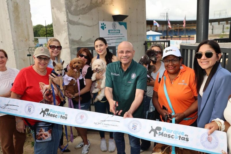 Alcalde José Sánchez inaugura moderno parque de mascotas en Manatí.