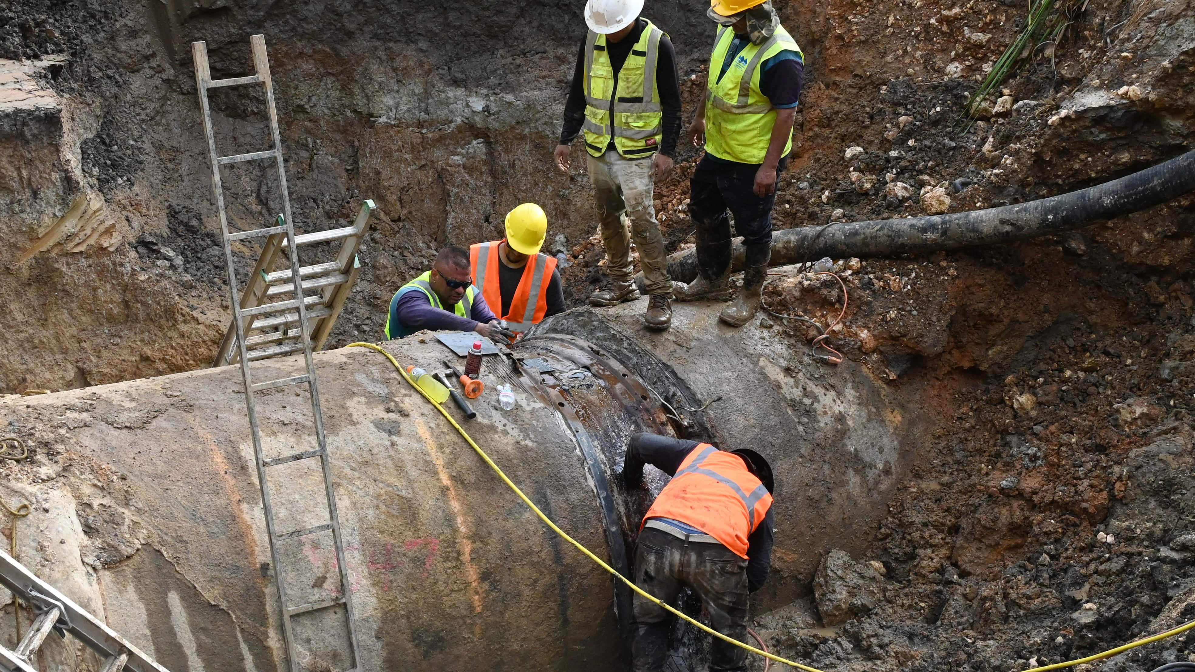 La gobernadora, Jennifer González, visita area de la reparación del Super Tubo.