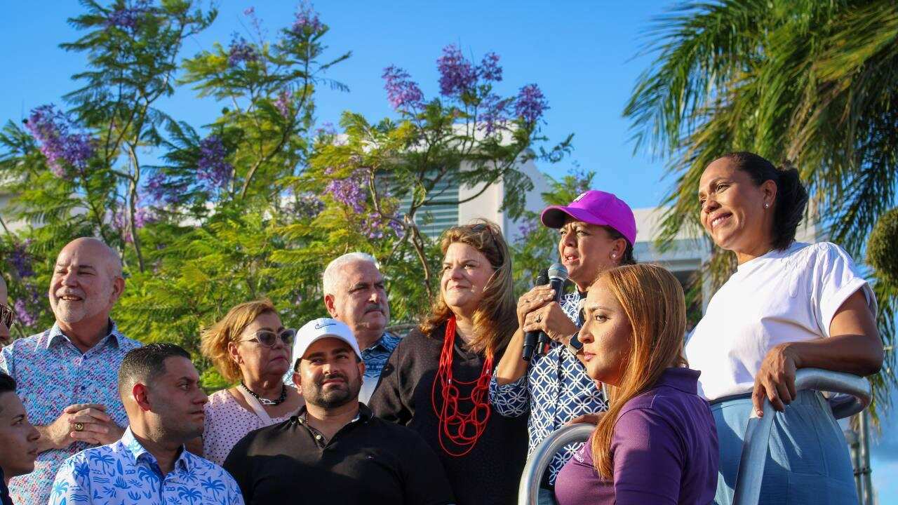 Jenniffer Aidyn González Colón junto a la nueva alcaldesa de Gurabo, Vilmarie Peña Dávila.