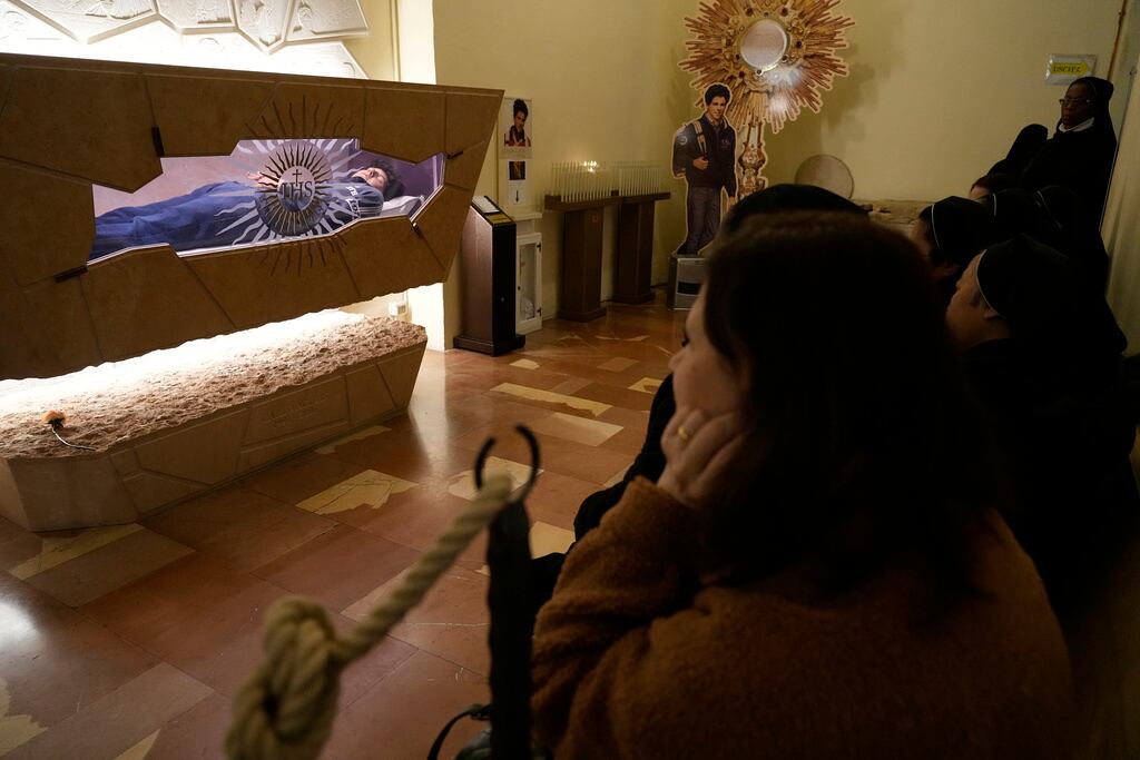 Los fieles rinden homenaje ante la tumba de Carlo Acutis, un joven italiano de 15 años que falleció en 2006 de leucemia, en Asís, Italia, el sábado 1 de marzo de 2025. (Foto AP/Gregorio Borgia)