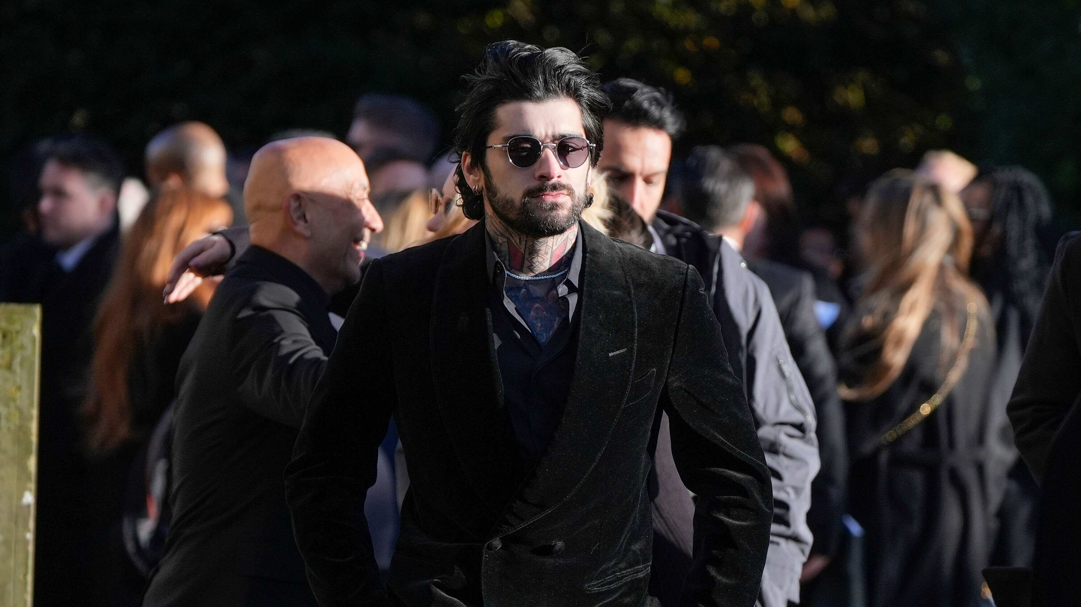 Zayn Malik camina después del funeral del cantante de One Direction, Liam Payne, en la iglesia de St Mary en Amersham, Inglaterra, el miércoles 20 de noviembre de 2024. (Andrew Matthews/PA vía AP)