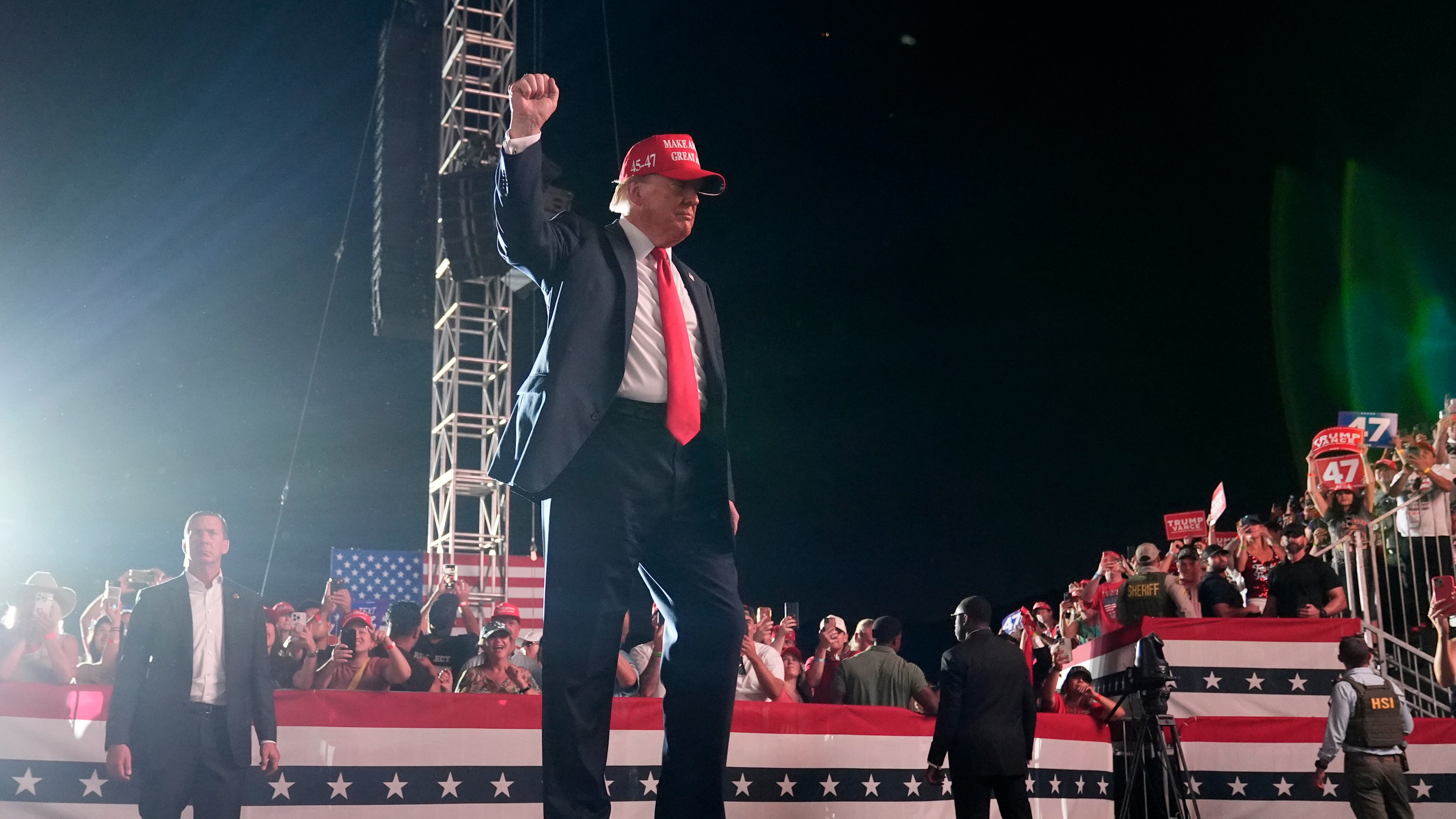 El candidato presidencial republicano, el expresidente Donald Trump, alza un puño durante un evento de campaña, el sábado 12 de octubre de 2024, en Coachella, California. (AP Foto/Alex Brandon)