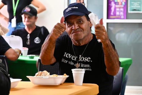 Brinda abrazo colectivo con amor y dignidad