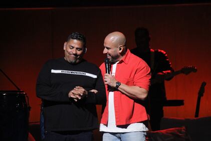 San Juan, P.R.- Abraham realizó un solo de congas junto a su hermano, Jonathan Velázquez. (2 de noviembre de 2025)