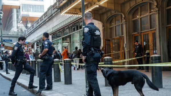 Presencia policial tras un tiroteo perpetrado por agentes del Departamento de Policía de Nueva York (NYPD) en la estación Grand Central contra un hombre que atacó con machete a varias personas. EFE/Olga Fedorova