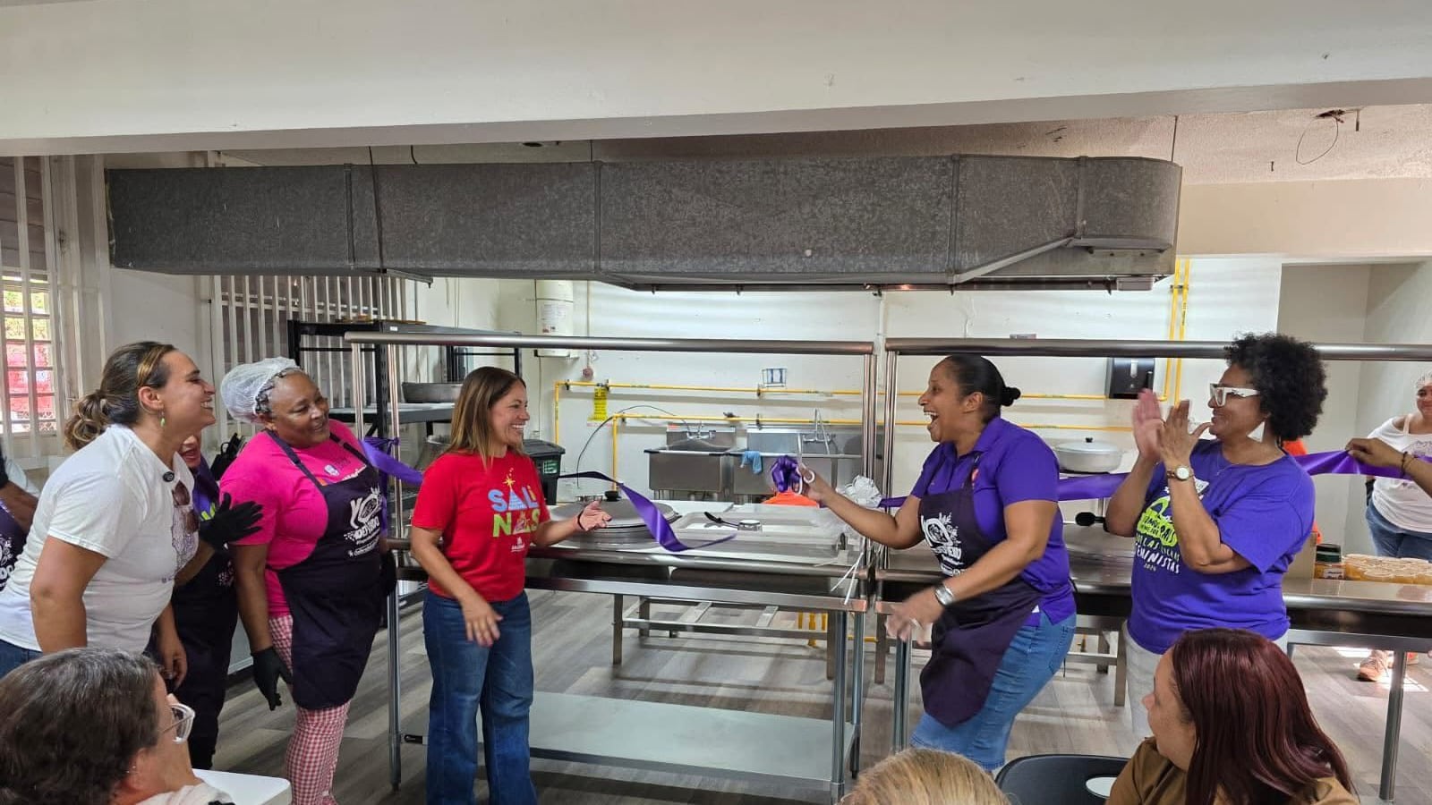 De izquierda a derecha al frente, la alcaldesa Karilyn Bonilla y la legisladora municipal Ada R. Miranda, junto a participantes del proyecto en Las 80.