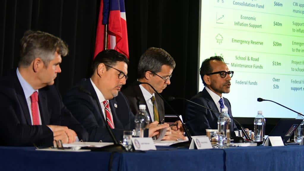 Reunión de la Junta de Control Fiscal en el Centro de Convenciones.