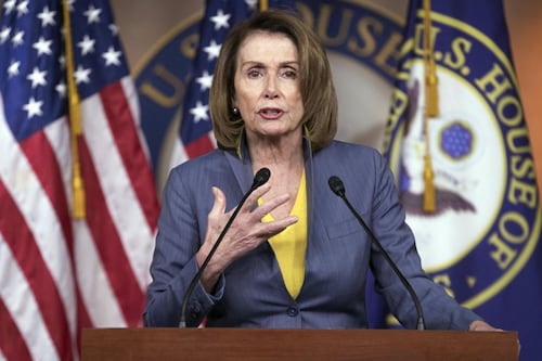 Nancy Pelosi condena el “aterrador” acto de violencia en cena de corresponsales con Trump