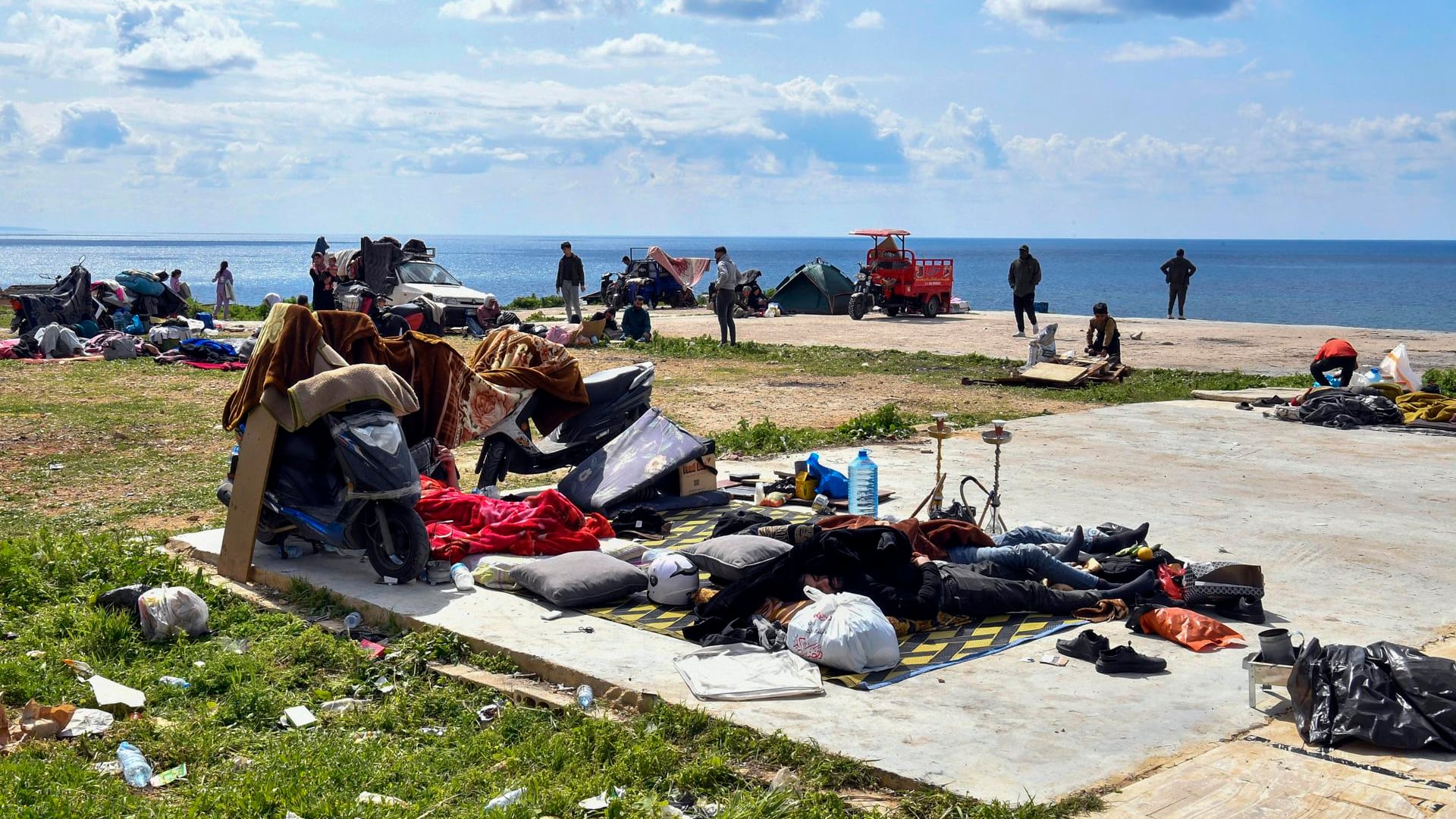 Atascos kilométricos y familias en las cunetas tras las órdenes de evacuación para Beirut