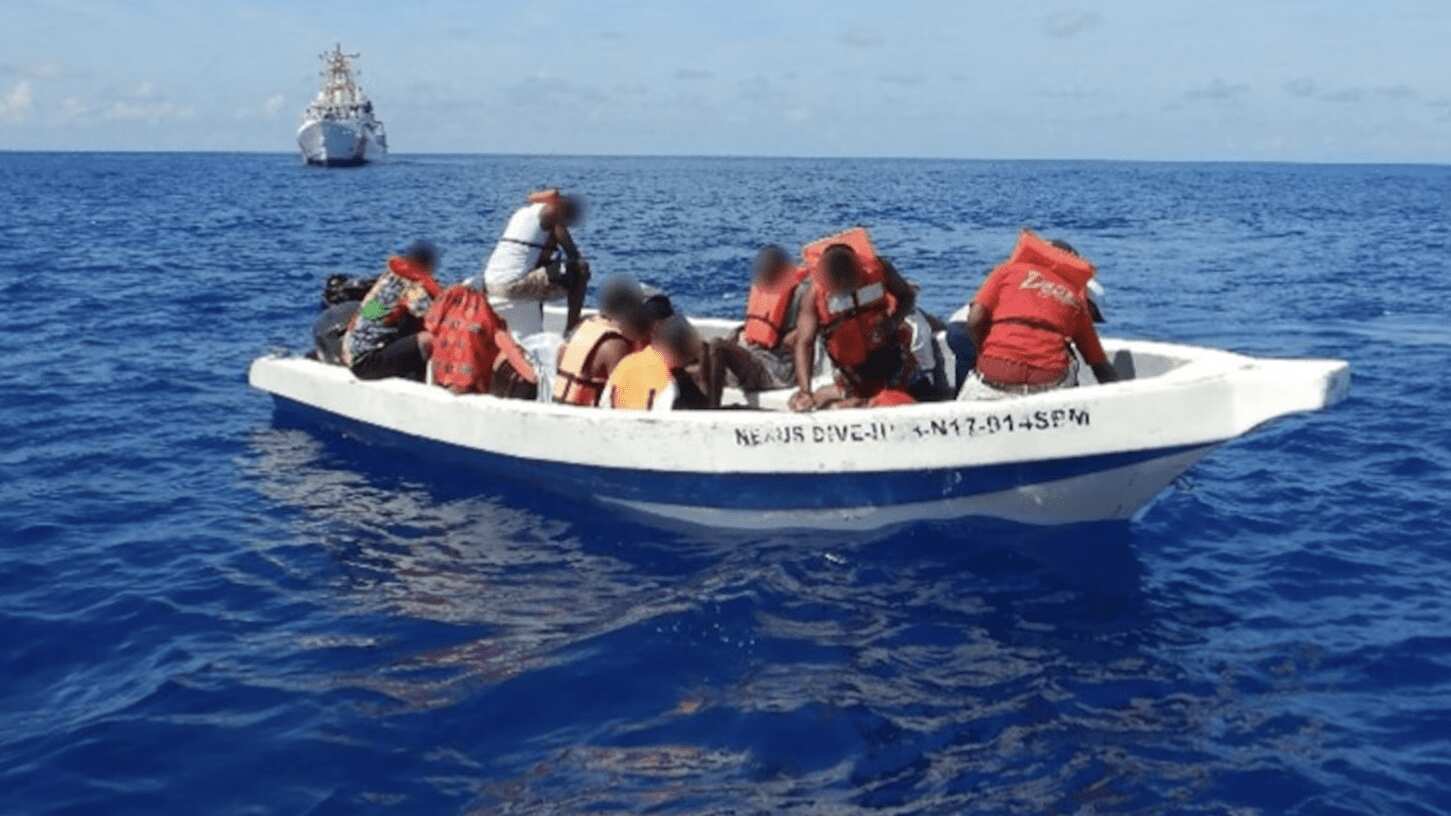 Guardia Costera repatria personas tras intervenciones cerca de Puerto Rico.