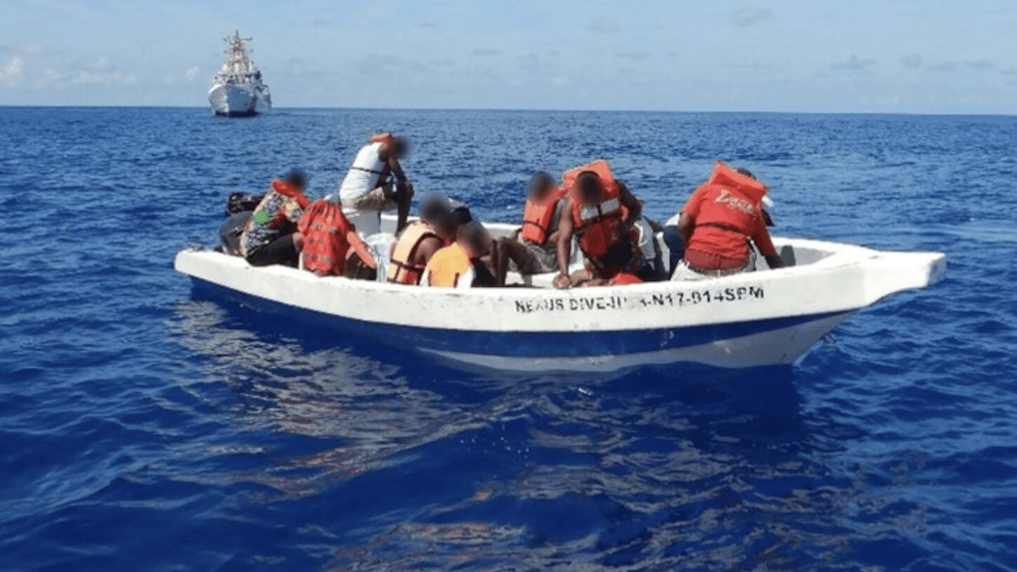 Guardia Costera repatria personas tras intervenciones cerca de Puerto Rico.