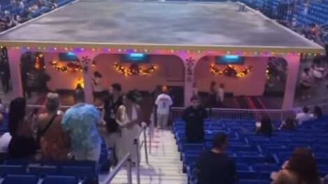 La casita ahora cuenta con decoración navideña.