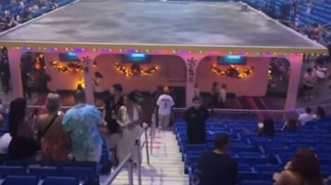 La casita ahora cuenta con decoración navideña.