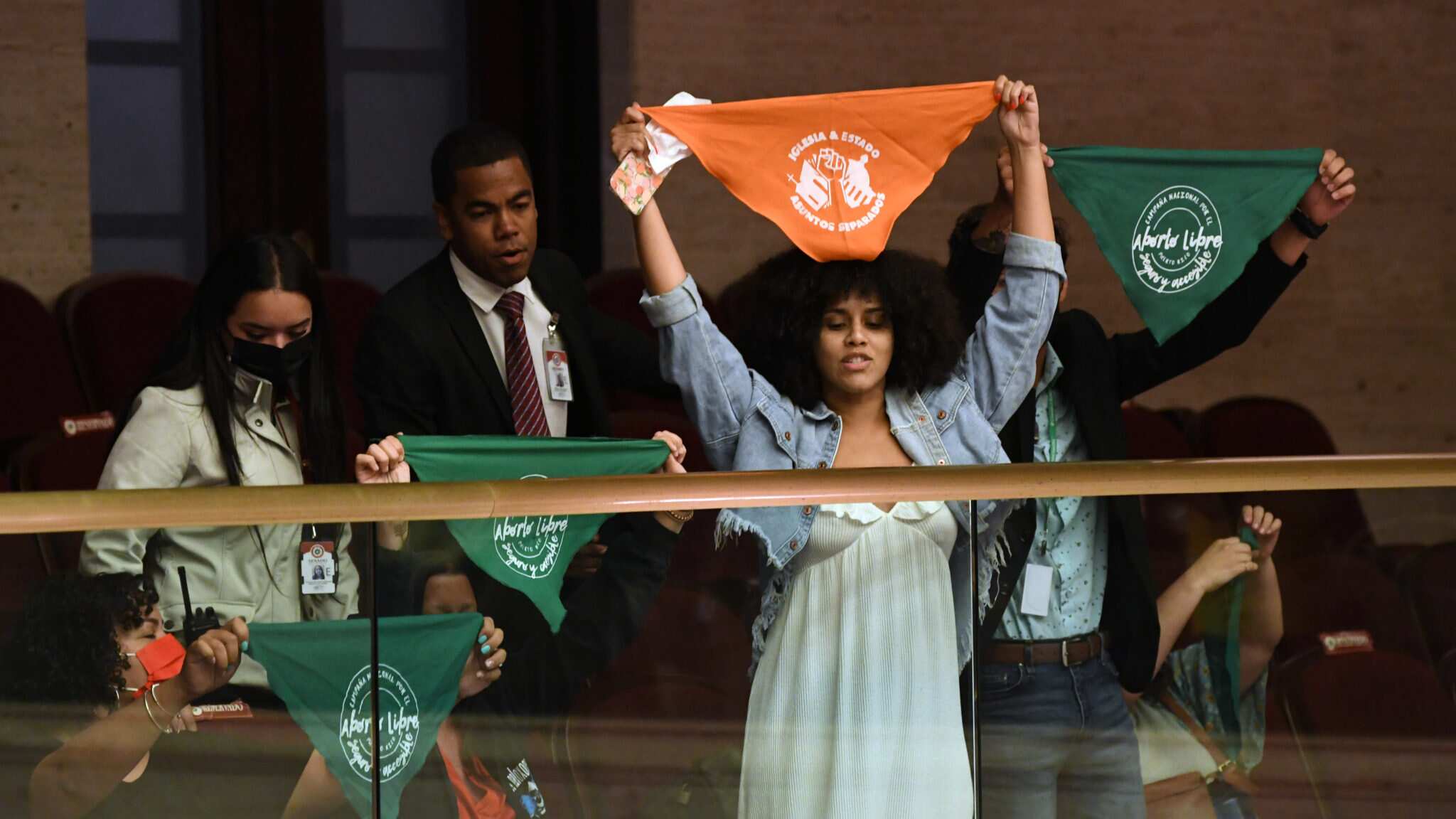 Activistas feministas se manifiestan en contra del Proyecto del Senado 693, que buscaba prohibir el aborto a partir de la semana 22 de gestación, durante la votación de la medida, el 21 de junio de 2022.