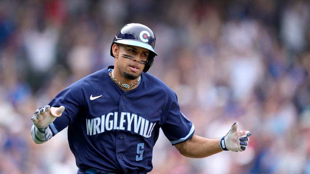 El dominicano de los Cachorros de Chicago Christopher Morel celebra su cuadrangular de dos carreras ante el relevista Xzavion Curry de los Guardianes de Cleveland en la sexta entrada del juego en Chicago. Viernes 30 de junio de 2023. (AP Foto/Charles Rex Arbogast)