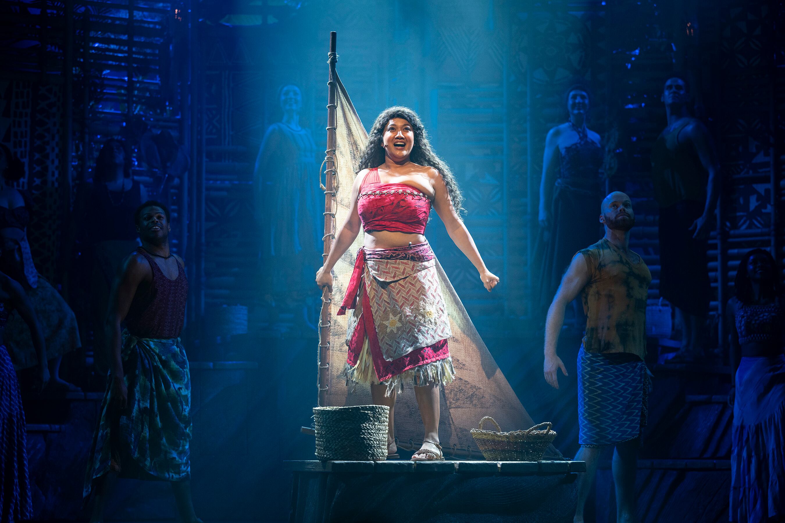 “Disney The Tale of Moana” da vida por primera vez a la historia de aventuras de Moana en el Walt Disney Theatre a bordo del nuevo barco de Disney Cruise Line, el Disney Treasure. Con una escenografía y una música llena de elementos de la cultura de las Islas del Pacífico que inspiran el clásico cuento de iniciación, esta innovadora producción sumergirá al público en una aventura transformadora por tierra y mar. Los visitantes vivirán la historia de Moana como nunca antes, con nuevas canciones, marionetas a gran escala y efectos especiales innovadores.