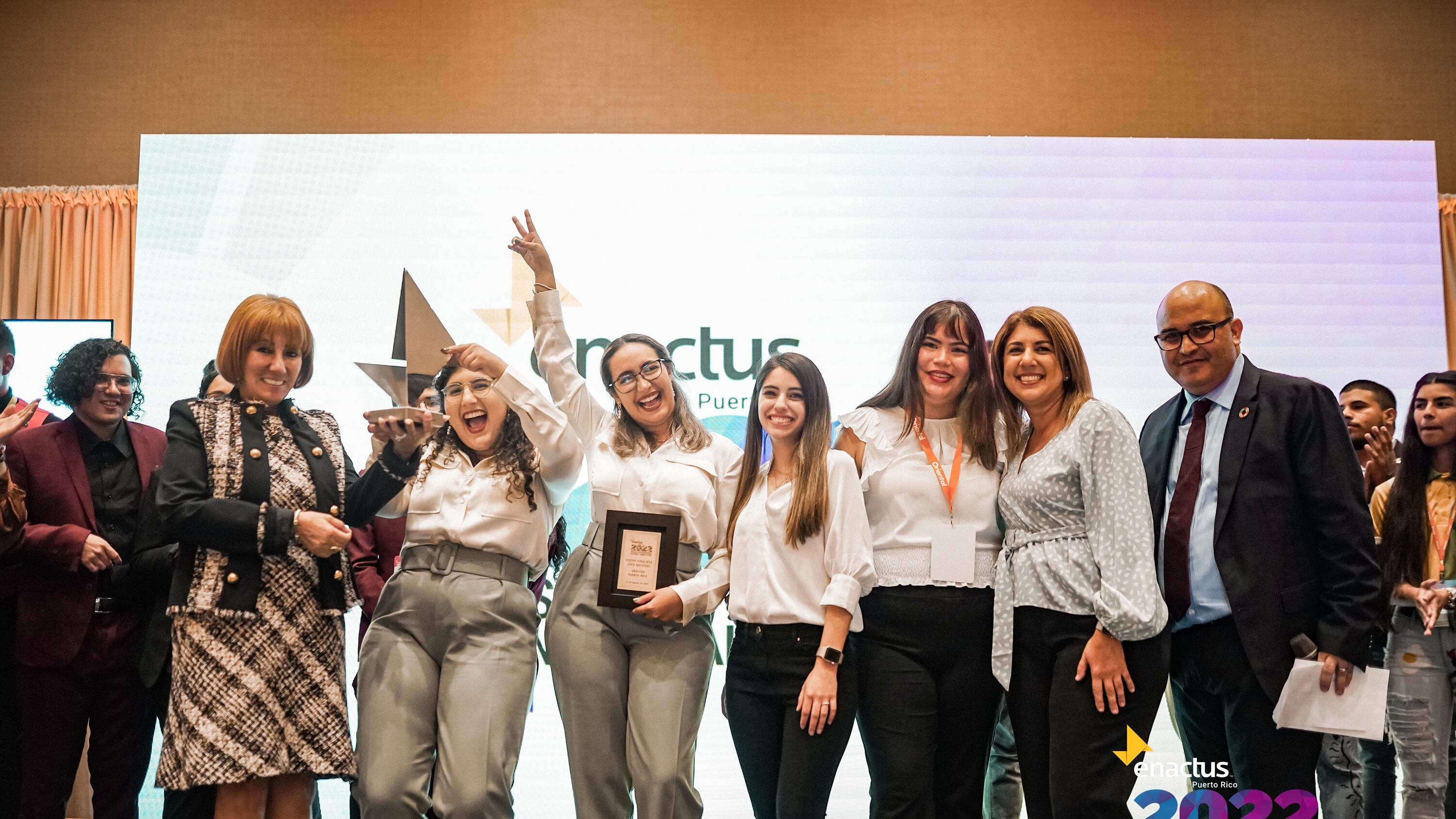 Equipo ganador con directivos de Enactus Puerto Rico